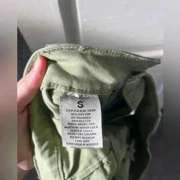 Cargo style pants with pockets and buckle belt size small in olive green - Picture 2 of 13